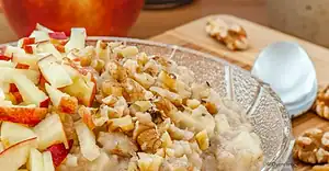 plantaardige havermout met gebakken appel en kaneel