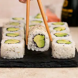 Avocado sushirolletjes op bord