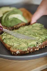 Plantaardige ontbijt recepten 7 Avocado toast met citroen en chili op toast