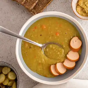 Plantaardige soepen recepten 5 Kom erwtensoep met spliterwten en vegan rookworst