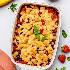 Fruitcrumble met fruit onder korst