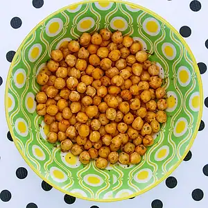 Geroosterde kikkererwten krokant op bakplaat