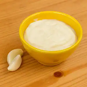 Vegan knoflooksaus in kommetje