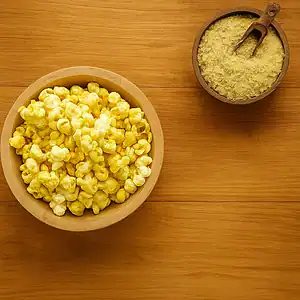 Popcorn met edelgist bestrooid
