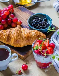 Plantaardige recepten 5 Vegan croissant op bord