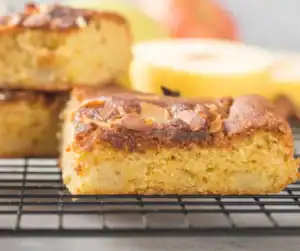 Gesneden appelcake zonder ei en boter op een snijplank