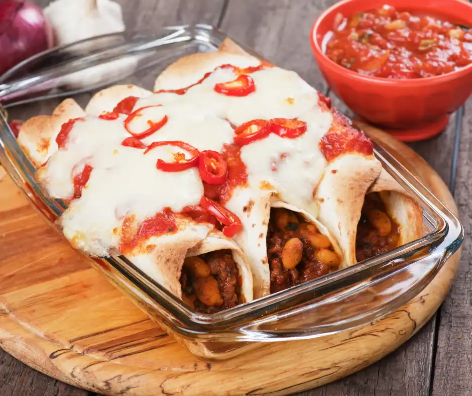 Ovenschaal met vegan enchiladas met zwarte bonen en cashewroom