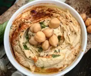 Hummus basisrecept (zijdezacht en romig) 3 Schaal zijdezachte hummus met olijfolie en paprikapoeder