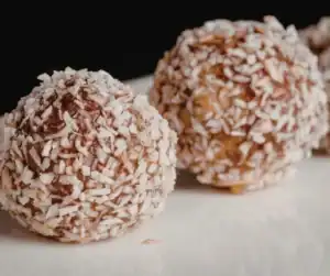 Vegan energieballen met dadels en cacao 3 Vegan energieballen met dadels en cacao