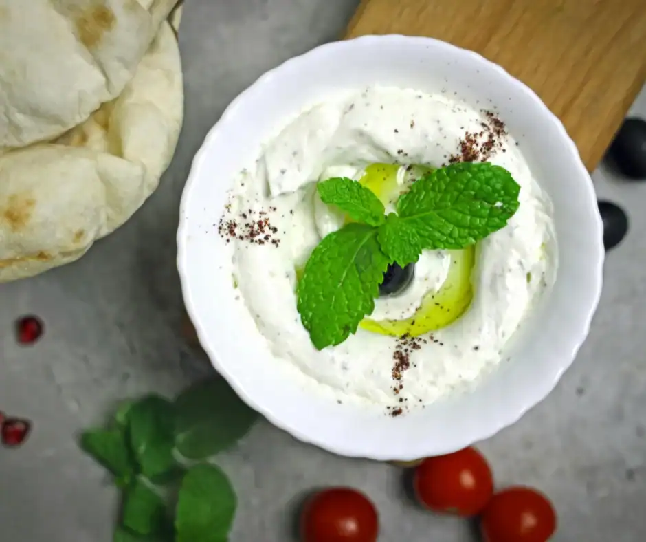 Vegan tzatziki met plantaardige yoghurt